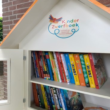 Kinderzwerfboeken kastje