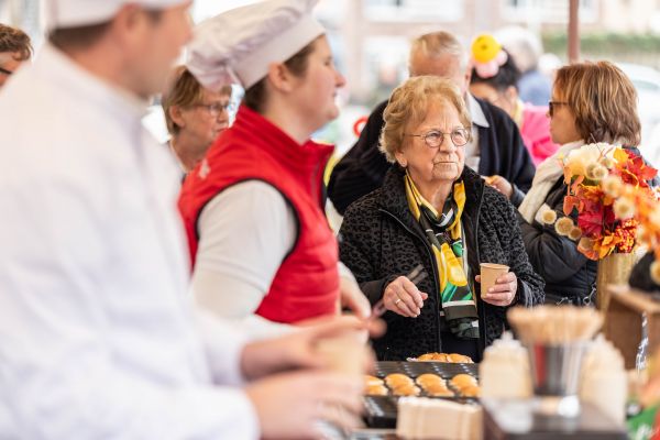 Gezellige drukte tijdens buurtfeest in het Staatsliedenpark