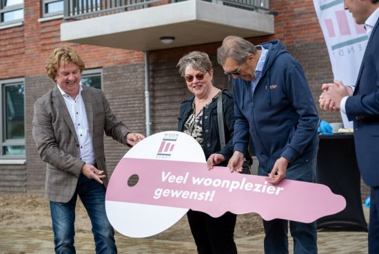 Ben Wouters overhandigd sleutel aan huurders